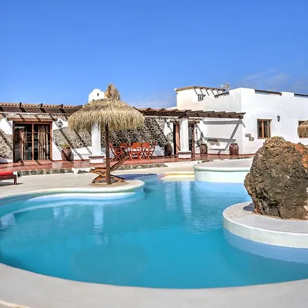 Mit Privatem Pool By Interhome