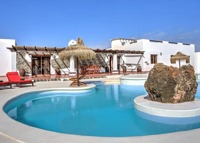 Mit Privatem Pool By Interhome